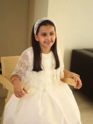 صورة فستان سهرة أطلالة ملكية بلمسات اللؤلؤ والدانتيل